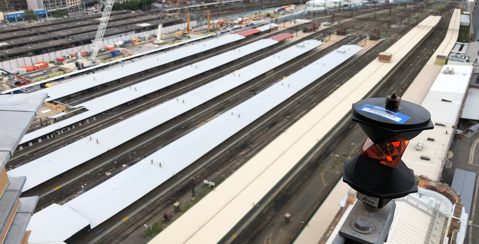 Ein Reflektor von Leica Geosystems gegenüber den Gleisen im Hauptbahnhof von Sydney